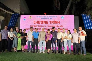 老挝、柬埔寨大学生同与会越南家庭代表合影留念。（图：越通社）