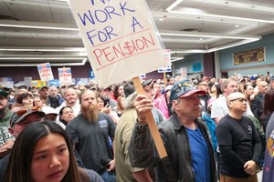 美国劳工部发布的报告显示，受飓风和工人罢工的影响，美国10月份就业增长大幅放缓，新增非农就业人数1.2万。图为10月15日波音员工罢工。（图：AFP）