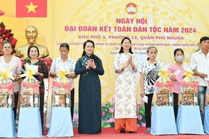 陈金燕同志与潘氏清芳同志在会上向民众赠送礼物。