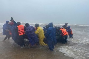 成功营救海上遇险渔民