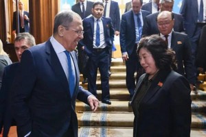 俄罗斯外长拉夫罗夫与朝鲜外长崔善姬1日在莫斯科举行了战略磋商，重申致力于全面落实《全面战略伙伴关系条约》，继续开展各层级战略磋商对话。（图：X/MFA Russia）