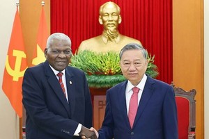 党中央总书记苏林在党中央办事处接见古巴国会主席埃斯特万‧拉索‧埃尔南德斯。（图：越通社）