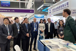 诸位领导和嘉宾参观展位。