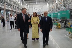 平阳省领导参观乐高工厂的现代生产线。（图：劳动者报）