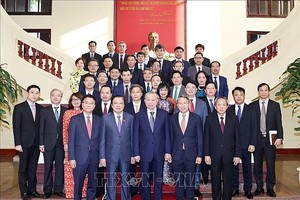 党中央总书记苏林与各位代表合照。（图：越通社）