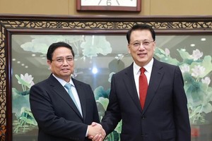 政府总理范明政会见中国重庆市委书记袁家军