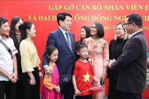 国家主席梁强与越南驻智利大使馆工作人员和旅智越侨会面。（图：越通社）