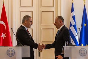 11月8日，在希腊雅典举行的联合新闻发布会上，希腊外长乔治·耶拉彼得里蒂斯（右）和到访的土耳其外长哈坎·费丹握手。（图：新华社）