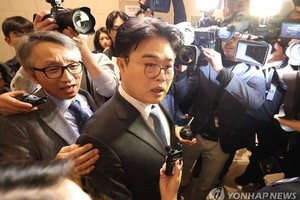 11月10日，在位于首尔龙山区的大韩医师协会（医协）举行的临时代表大会上，会长林贤泽遭弹劾，医协转入紧急对策委员会体制。（图：韩联社）