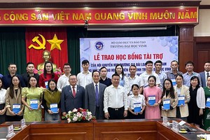 越南台商奬学基金会和荣市大学领导向各博士生、硕士生颁发的奖助学金。