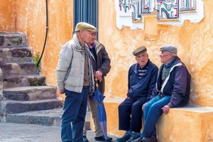 意大利撒丁岛的老人在街边聊天。（图：互联网）