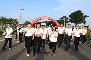 各代表参加步行活动。（图：国清）