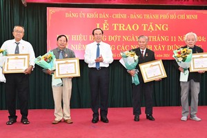 市委书记阮文年向各党员颁发党龄纪念章。（图：越勇）