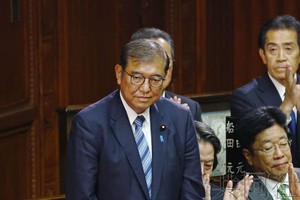 11月11日下午，自民党总裁石破茂在众院全体会议上被指名为第103任首相后起立。（图：共同社）