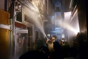 成功营救两人离开火场