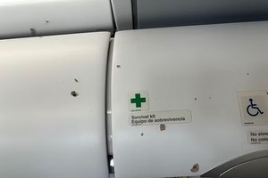 机舱内可见大量弹孔。（图：互联网）