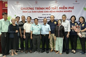 培德精舍与澳洲越侨代表与术后白内障病人代表合摄。