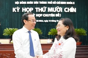 市人民议会主席阮氏丽与市委书记阮文年交谈。