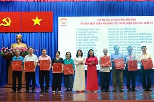 该郡向曾担任郡祖国阵线委员会的原领导赠送礼物。