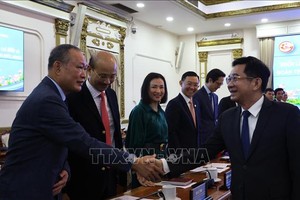 市人委会副主席杨玉海同各位新任大使、总领事握手致意。（图：越通社）