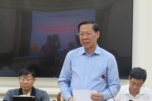 市人委会主席潘文迈（站）在会上发表讲话。（图：市党部新闻网）