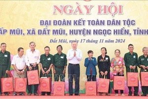 党中央总书记苏林向优抚家庭赠送礼物。（图：越通社）