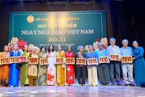 第六郡教育与培训科副科长阮玉姮向70岁退休教职祝寿。