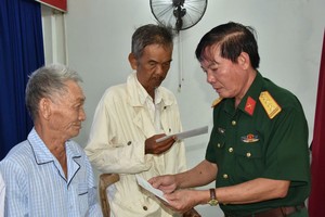 向荣军及病兵赠送情谊礼物