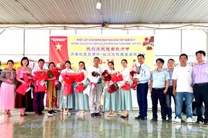 校友会代表向老师献上鲜花及馈赠礼物表示敬意。