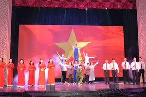 “胡志明市工人引以为豪”文艺汇演开幕