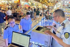 图为市场管理队正在突查滨城市场一货摊。（示意图：诗红）