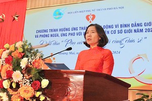 河内市妇联会主席黎金英在论坛上发表讲话。（图：河内市妇联会）