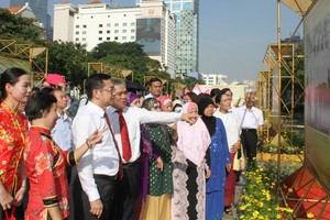 市委常务委员、市人委会常务副主席杨玉海与诸位领导和各少数民族同胞代表参观图片展。