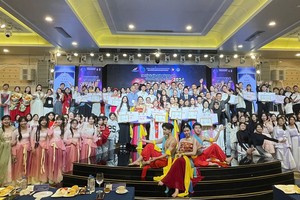 参加“才艺达人秀”的嘉宾和各校园的师生合照留念。