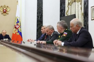 俄罗斯总统普京（左一）11月22日在克里姆林宫会见国防部领导层和军工综合体代表。（图：路透社）