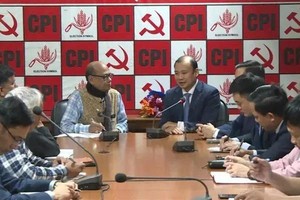 越南《共产杂志》代表团和印度共产党（CPI）代表团举行工作会谈。（图：越通社）