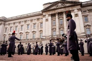 白金汉宫守卫进行轮岗换人。（图：互联网）