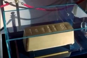 全球最大金条亮相重达 300 公斤