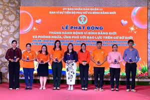 组委会与获奖单位合影。