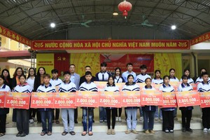 向河江省贫困学生发放助学金