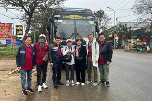 华人艺人与市委宣教处干部合照。