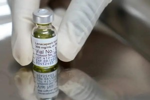 "Lenacapavir”是吉利德首创的长效HIV衣壳抑制剂,用于与其他抗逆转录病毒药物联合治疗HIV感染,目前已获批 治疗使用过多种疗法的多重耐药HIV成人感染者。(图：AP)