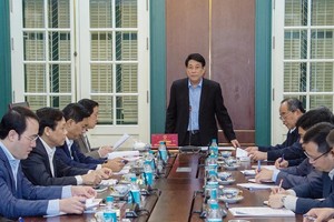 国家主席梁强（中）主持会议。（图：人民报）