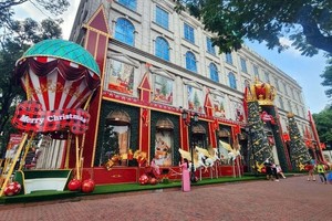 本市张灯结綵迎接圣诞节