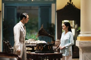 《薄寮公子》从布景乃至服饰都斥巨资以描画旧时上流社会的奢华生活。