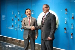 越南政府副总理陈红河和瓦锡兰能源总裁安德斯·林德伯格。（图：越通社）