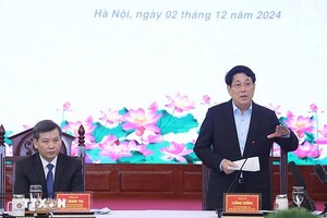 国家主席梁强（右）在主持会议并发表讲话。（图：越通社）