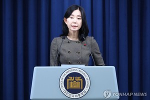 12月1日，在首尔龙山总统府，总统室发言人郑慧全（音）召开记者会。（图：韩联社）