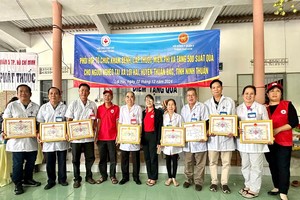 宁顺省红十字会向本市第五郡东医会向各位义诊医师颁发感谢状。