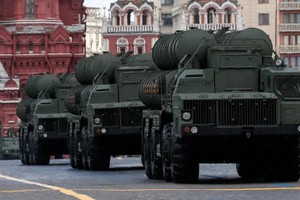 2024年5月9日，俄罗斯S-400机动式地对空导弹系统参加在俄罗斯莫斯科红场举行的胜利日阅兵式。 (图：法国媒体)
